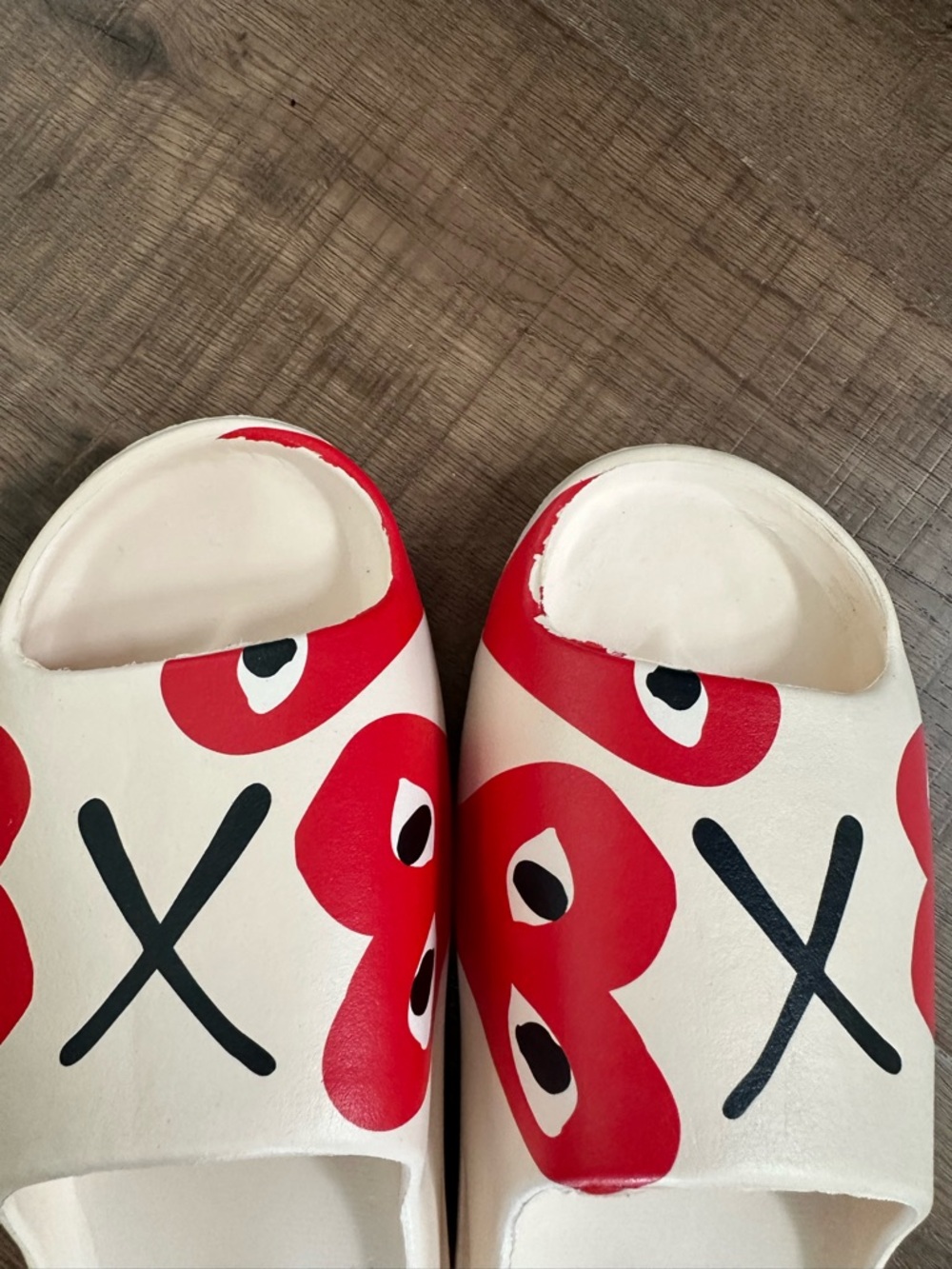 Heart and eye men’s slides size 10 - Picture 2 of 5